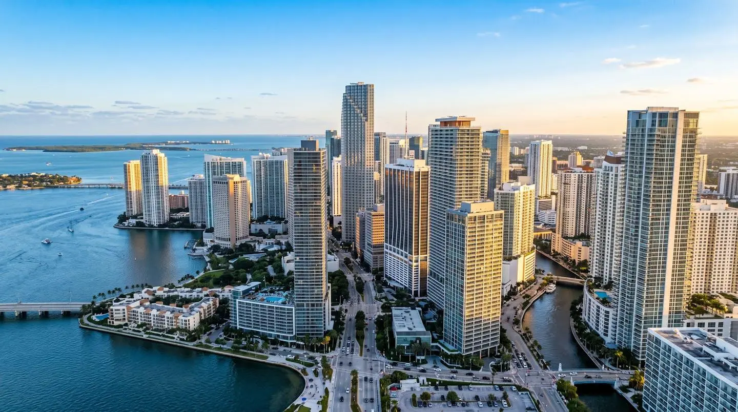 Vue aérienne moderne du quartier Brickell à Miami montrant les tours résidentielles contemporaines et les gratte-ciels de bureaux le long de la baie de Biscayne